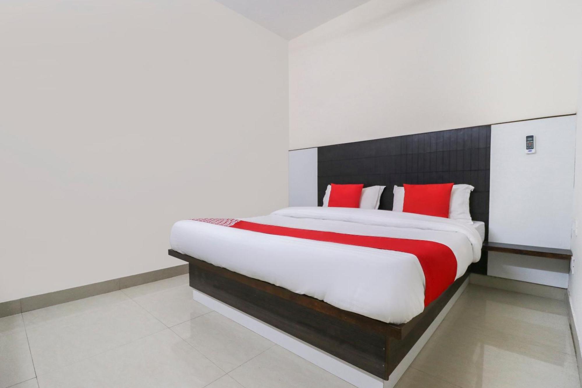 Hotel O Red Ark Landran Екстериор снимка