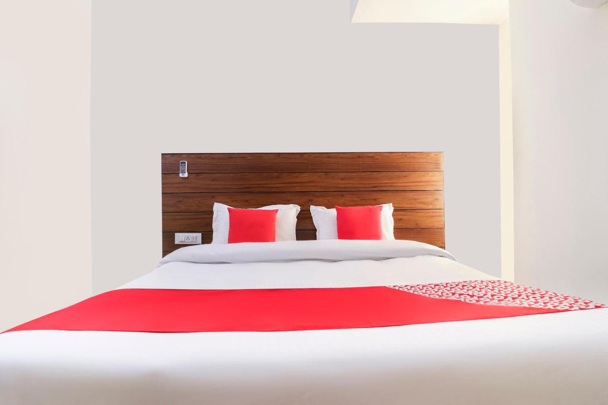 Hotel O Red Ark Landran Екстериор снимка