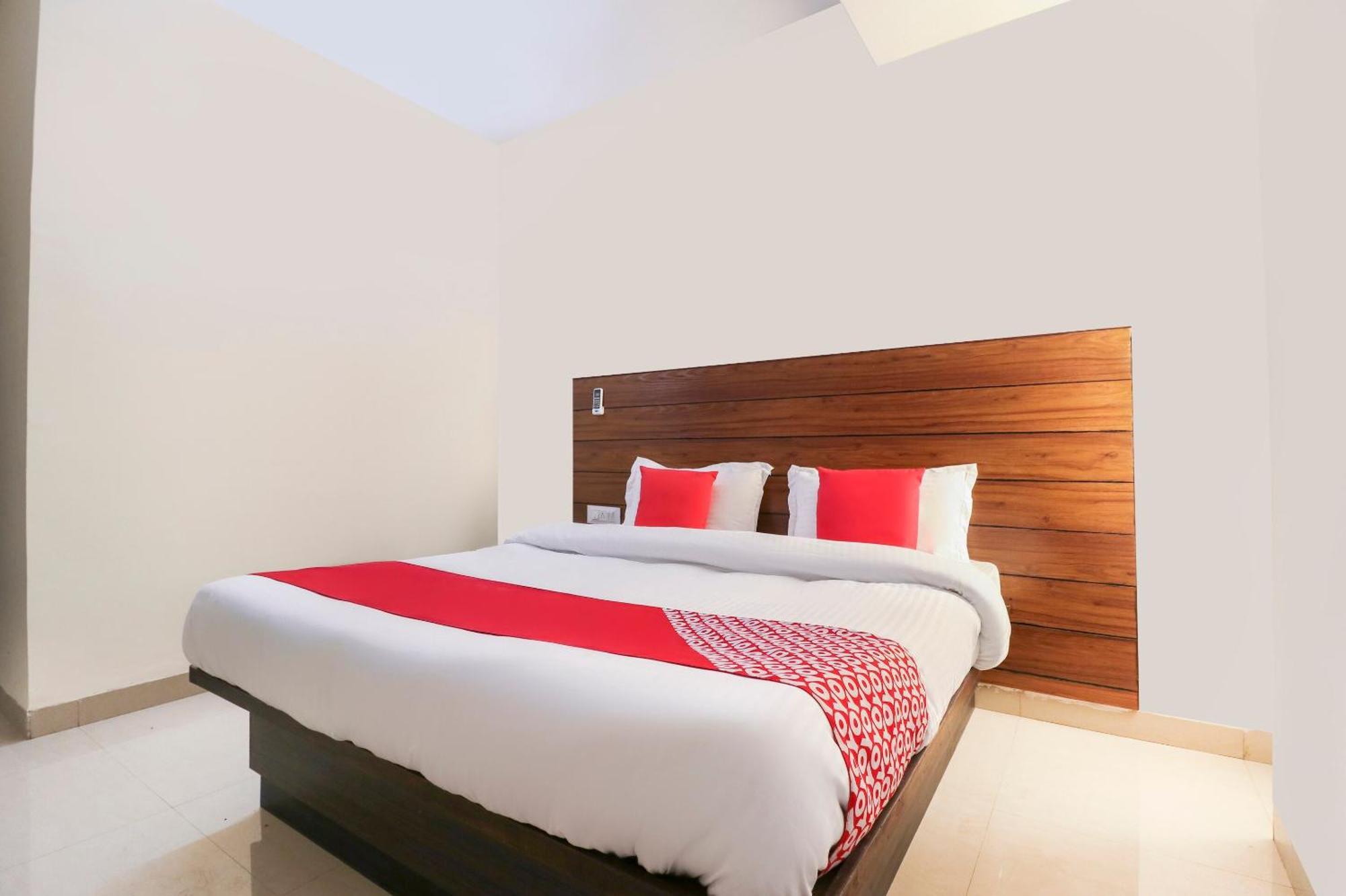 Hotel O Red Ark Landran Екстериор снимка