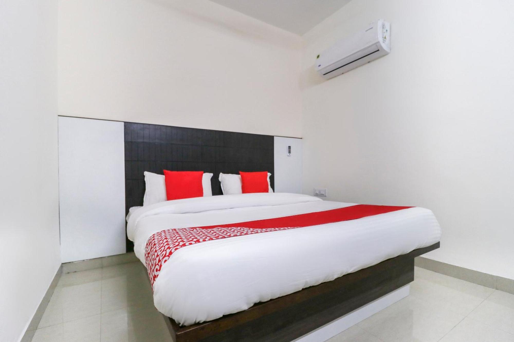 Hotel O Red Ark Landran Екстериор снимка